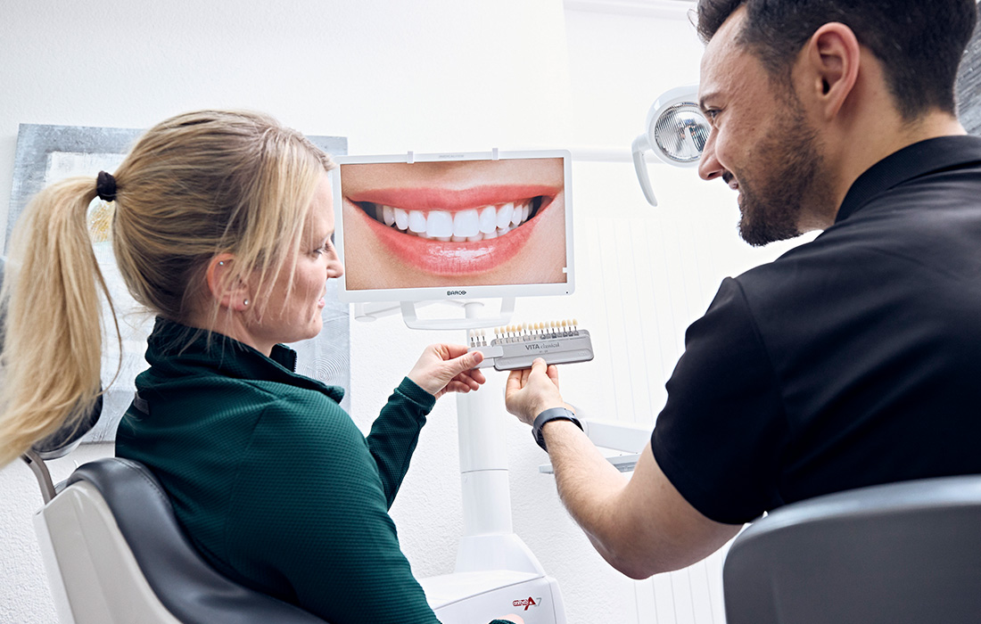 Patientin wird zu ästhetischen Zahnbehandlungen beraten