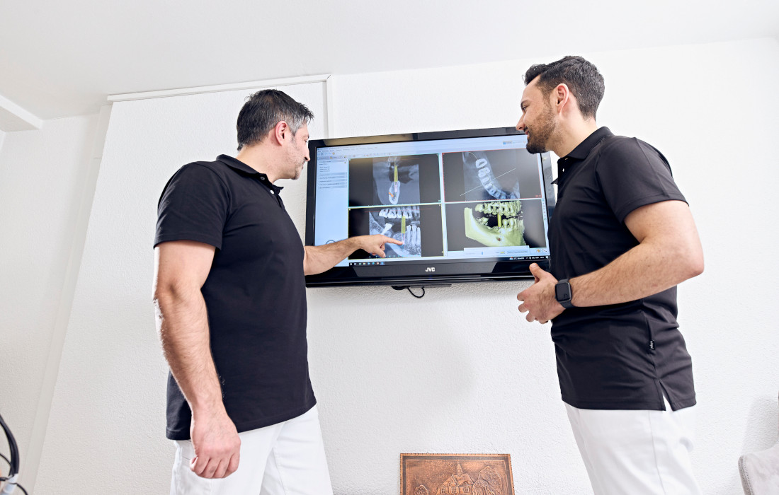 Zahnarzt berät einen Patienten zu Zahnimplantaten