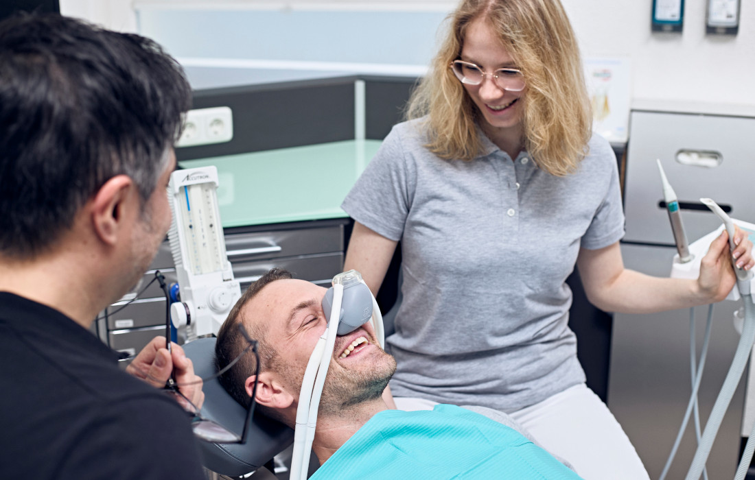 Mann mit Lachgasmaske auf einem Behandlungsstuhl